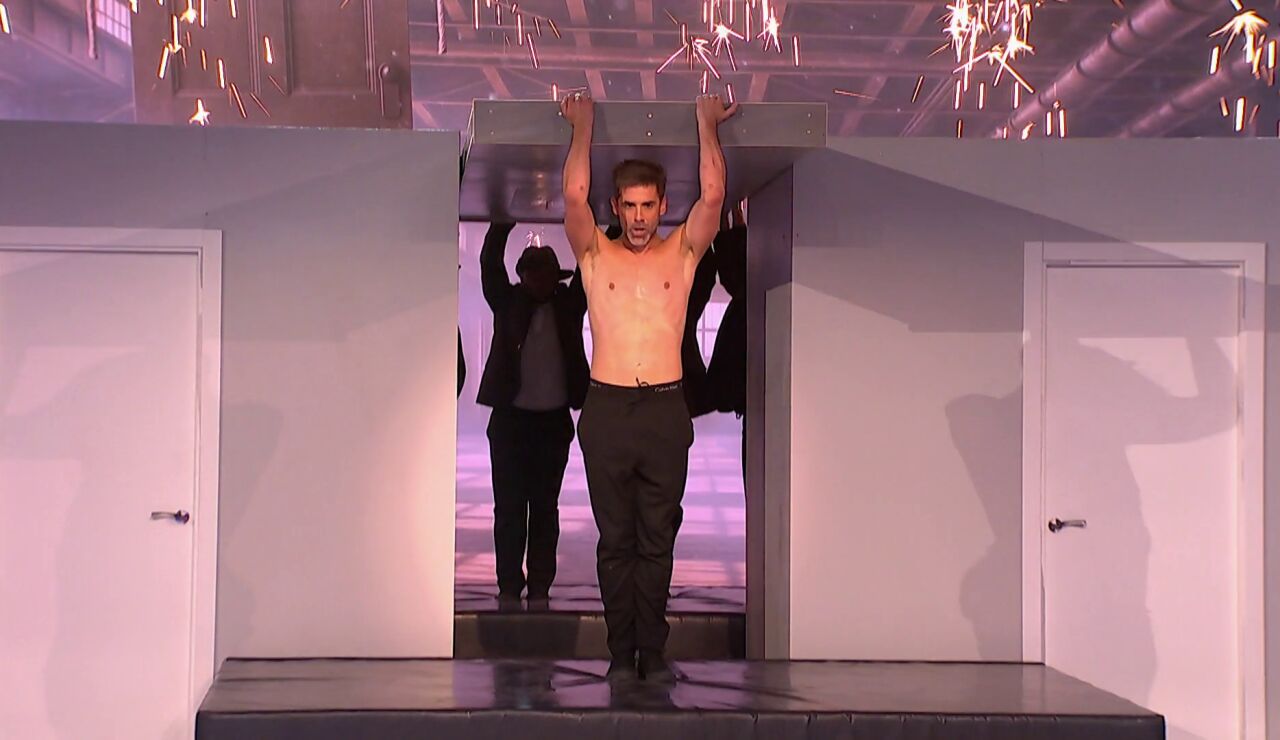 Jos&eacute; Y&eacute;lamo conmueve con una vibrante coreograf&iacute;a con puertas giratorias