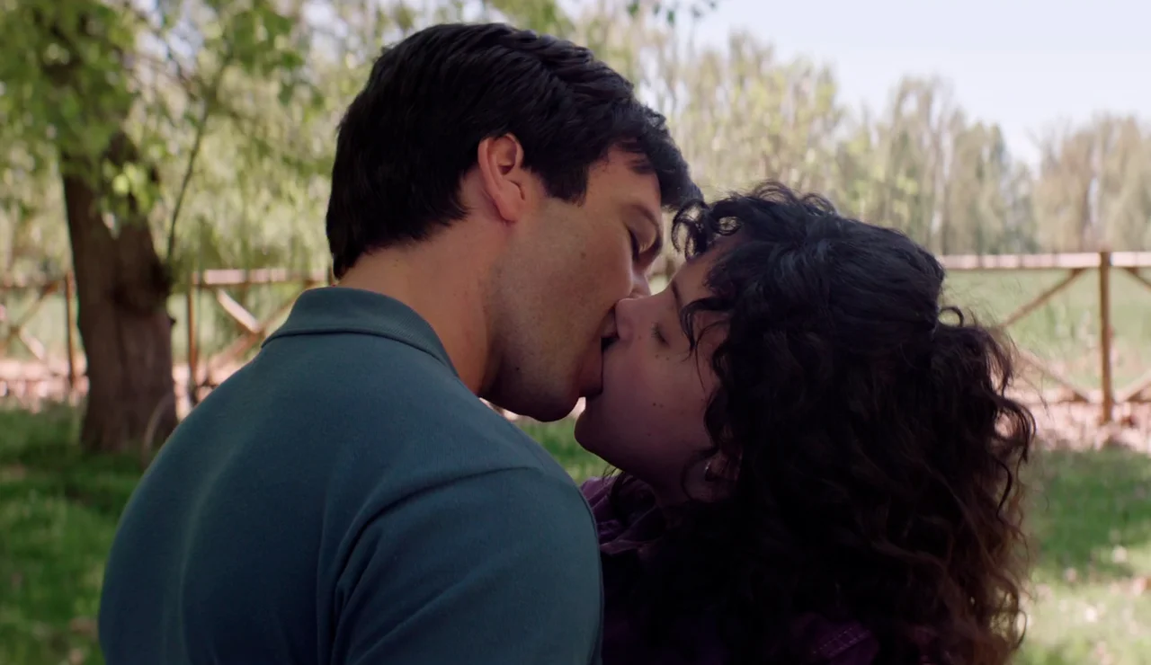 Miguel besa a Manuela