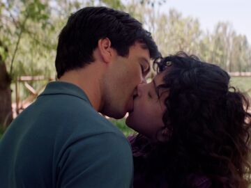 Miguel besa a Manuela