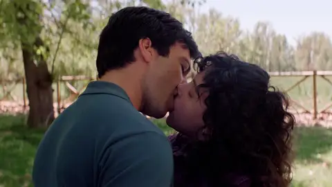 Miguel besa a Manuela Miguel besa a Manuela