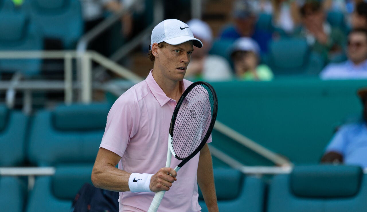 Jannik Sinner celebra un punto ante Tiafoe