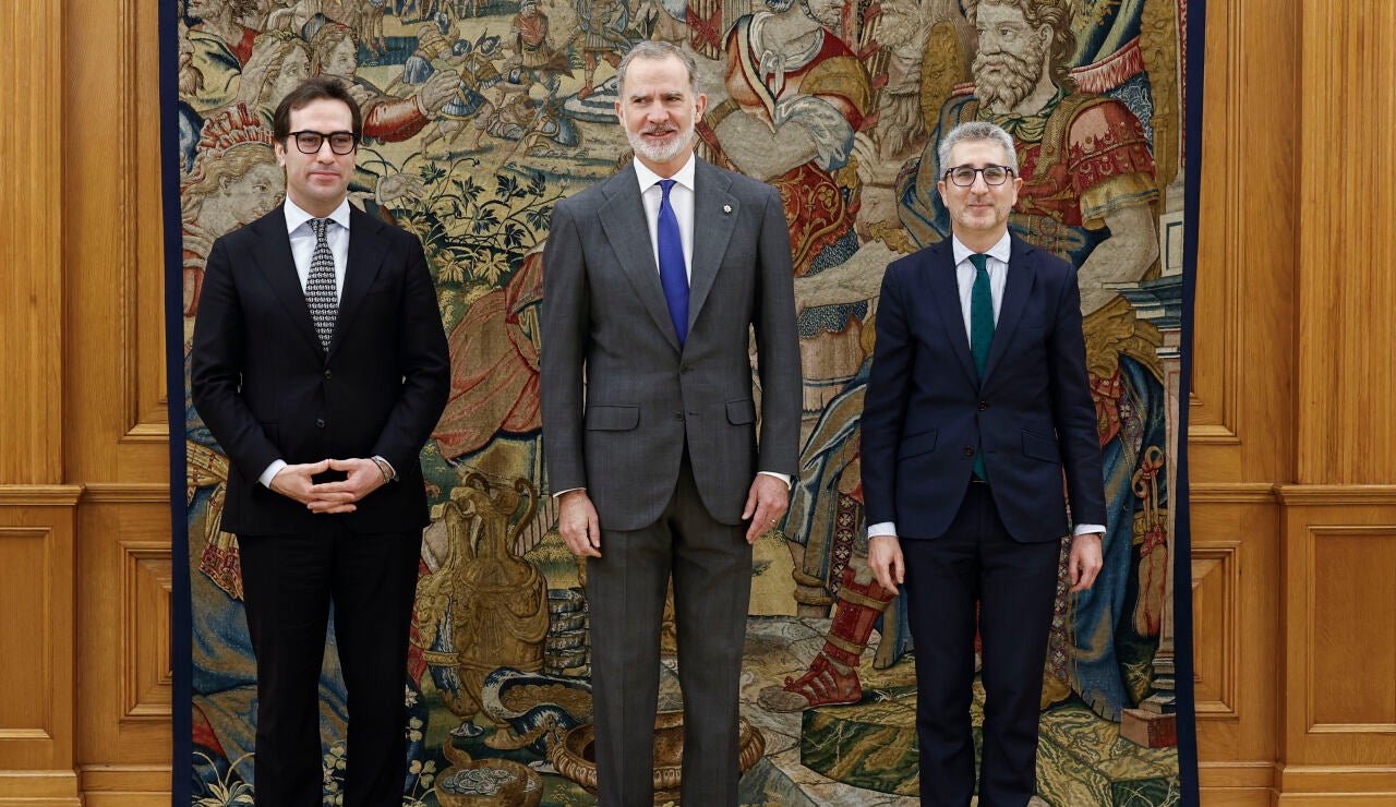 Carlos Cuerpo, el rey Felipe VI, y Arcadi Espa&ntilde;a