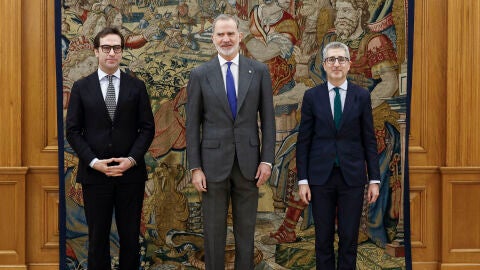 Carlos Cuerpo, el rey Felipe VI, y Arcadi Espa&ntilde;a