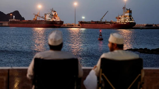 Dos hombres observan buques anclados en Mascate, Omán, ante el cierre de Ormuz, en medio del conflicto entre Estados Unidos e Israel con Irán, 9 de marzo de 2026 Dos hombres observan buques anclados en Mascate, Omán, ante el cierre de Ormuz, en medio del conflicto entre Estados Unidos e Israel con Irán, 9 de marzo de 2026