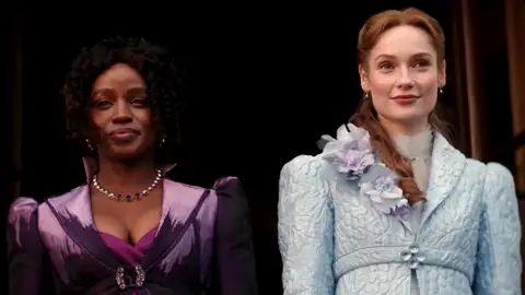 Francesca Bridgerton (Hannah Dodd) y Michaela Stirling (Masali Baduza) en Los Bridgerton Francesca Bridgerton (Hannah Dodd) y Michaela Stirling (Masali Baduza) en Los Bridgerton