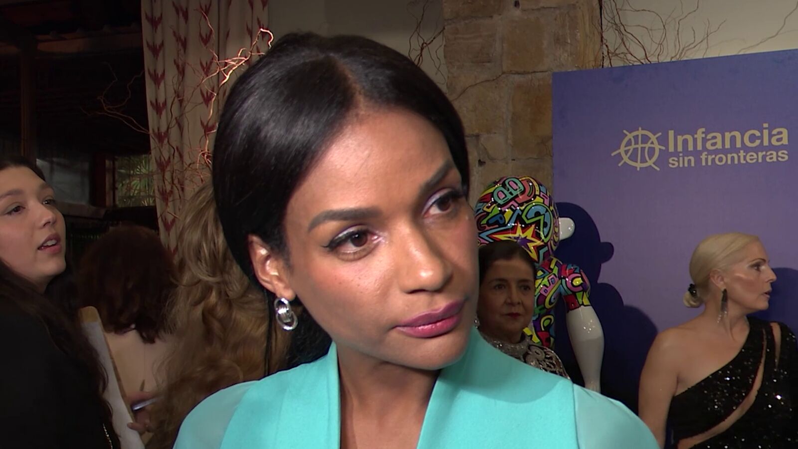 Liz Emiliano se enfrenta a las preguntas de la prensa por su foto con Risto Mejide