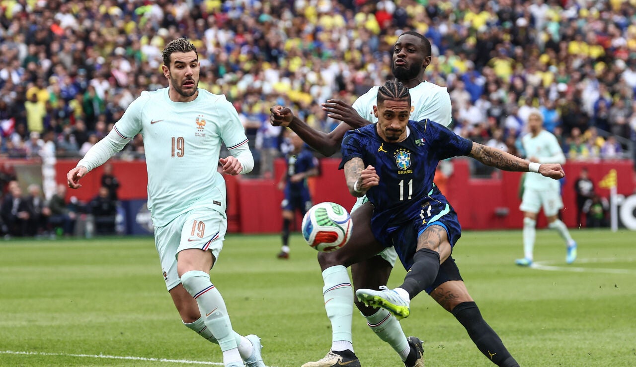 Raphinha, en acci&oacute;n ante Brasil