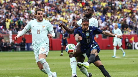 Raphinha, en acci&oacute;n ante Brasil