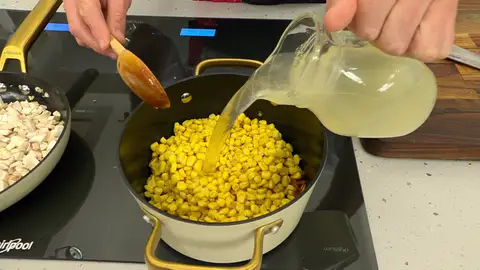 Añade el maíz escurrido y el caldo de pollo Añade el maíz escurrido y el caldo de pollo