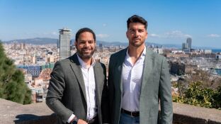 El secretario general de Vox, Ignacio Garriga, junto al campe&oacute;n ol&iacute;mpico Cristian Toro, nuevo portavoz nacional de Deportes