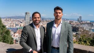 El secretario general de Vox, Ignacio Garriga, junto al campe&oacute;n ol&iacute;mpico Cristian Toro, nuevo portavoz nacional de Deportes