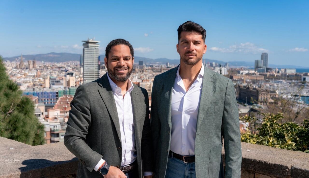 El secretario general de Vox, Ignacio Garriga, junto al campe&oacute;n ol&iacute;mpico Cristian Toro, nuevo portavoz nacional de Deportes