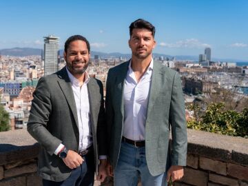 El secretario general de Vox, Ignacio Garriga, junto al campe&oacute;n ol&iacute;mpico Cristian Toro, nuevo portavoz nacional de Deportes
