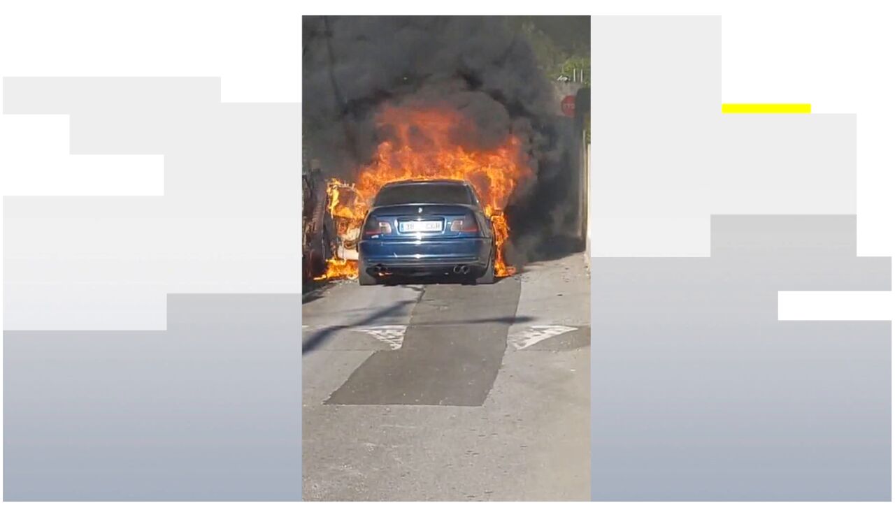 Coche ardiendo en Pontevedra