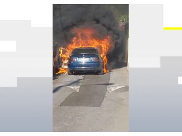 Coche ardiendo en Pontevedra