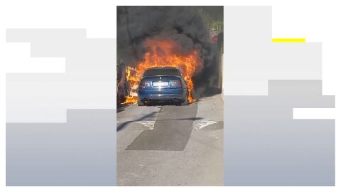 Coche ardiendo en Pontevedra