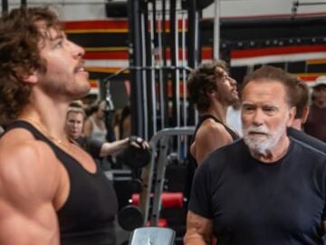 Arnold Schwarzenegger y su hijo Joseph Baena en el gimnasio