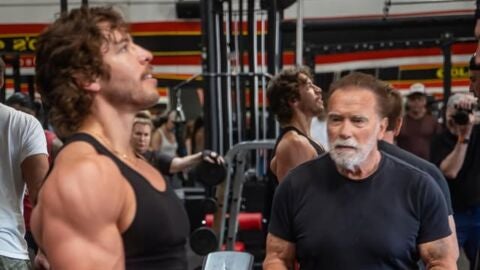 Arnold Schwarzenegger y su hijo Joseph Baena en el gimnasio