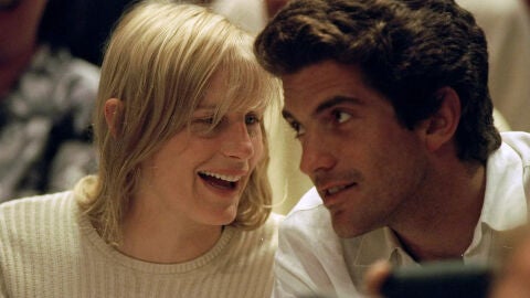 Dree Hemingway y Paul Anthony Kelly como John F. Kennedy Jr. y Daryl Hannah en Love Story