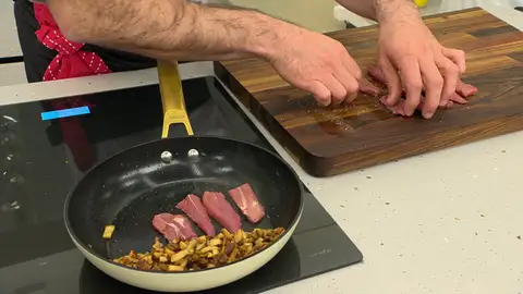 Trocea los solomillos de pato, salpimiéntalos y saltéalos a fuego medio Trocea los solomillos de pato, salpimiéntalos y saltéalos a fuego medio
