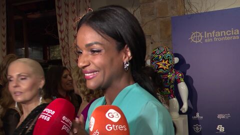 Liz Emiliano con la prensa