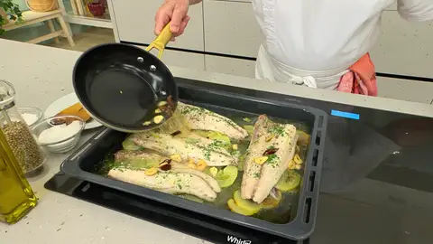 Cocina a fuego vivo hasta que se doren los ajos y vierte el refrito sobre la fuente del pescado Cocina a fuego vivo hasta que se doren los ajos y vierte el refrito sobre la fuente del pescado