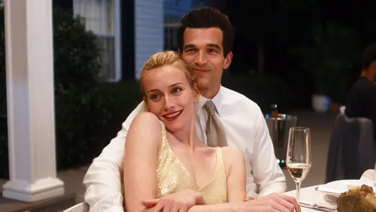 Sarah Pidgeon y Paul Anthony Kelly como John F. Kennedy Jr. y Carolyn Bessette en Love Story Sarah Pidgeon y Paul Anthony Kelly como John F. Kennedy Jr. y Carolyn Bessette en Love Story