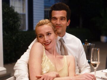 Sarah Pidgeon y Paul Anthony Kelly como John F. Kennedy Jr. y Carolyn Bessette en Love Story