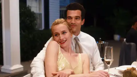 Sarah Pidgeon y Paul Anthony Kelly como John F. Kennedy Jr. y Carolyn Bessette en Love Story Sarah Pidgeon y Paul Anthony Kelly como John F. Kennedy Jr. y Carolyn Bessette en Love Story