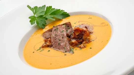 ¡Dos recetas en una! Joseba Arguiñano prepara un sopa de maíz con solomillo de pato salteado ¡Dos recetas en una! Joseba Arguiñano prepara un sopa de maíz con solomillo de pato salteado