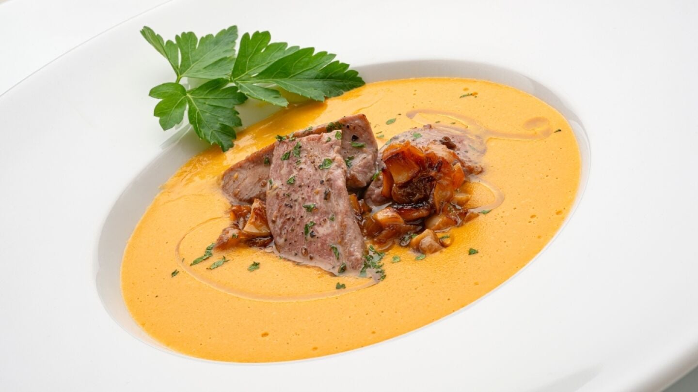 ¡Dos recetas en una! Joseba Arguiñano prepara un sopa de maíz con solomillo de pato salteado