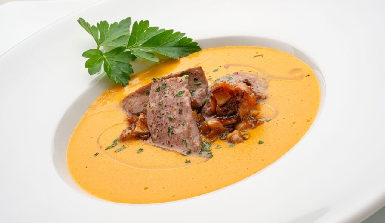 &iexcl;Dos recetas en una! Joseba Argui&ntilde;ano prepara un sopa de ma&iacute;z con solomillo de pato salteado