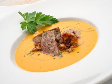 &iexcl;Dos recetas en una! Joseba Argui&ntilde;ano prepara un sopa de ma&iacute;z con solomillo de pato salteado