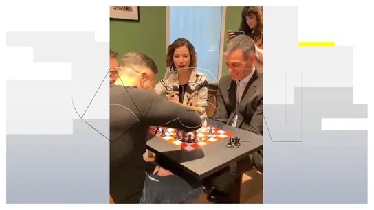 Pedro Sánchez jugando al ajedrez Pedro Sánchez jugando al ajedrez