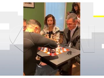 Pedro S&aacute;nchez jugando al ajedrez