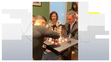 Pedro Sánchez jugando al ajedrez Pedro Sánchez jugando al ajedrez