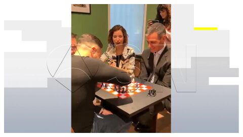 Pedro S&aacute;nchez jugando al ajedrez