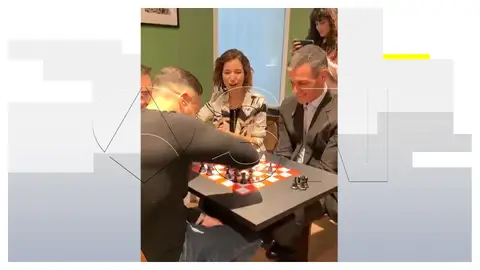 Pedro Sánchez jugando al ajedrez Pedro Sánchez jugando al ajedrez