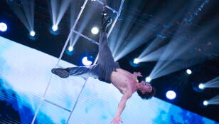 Las impresionantes acrobacias de Daniel Illescas sobre una escalera en movimiento