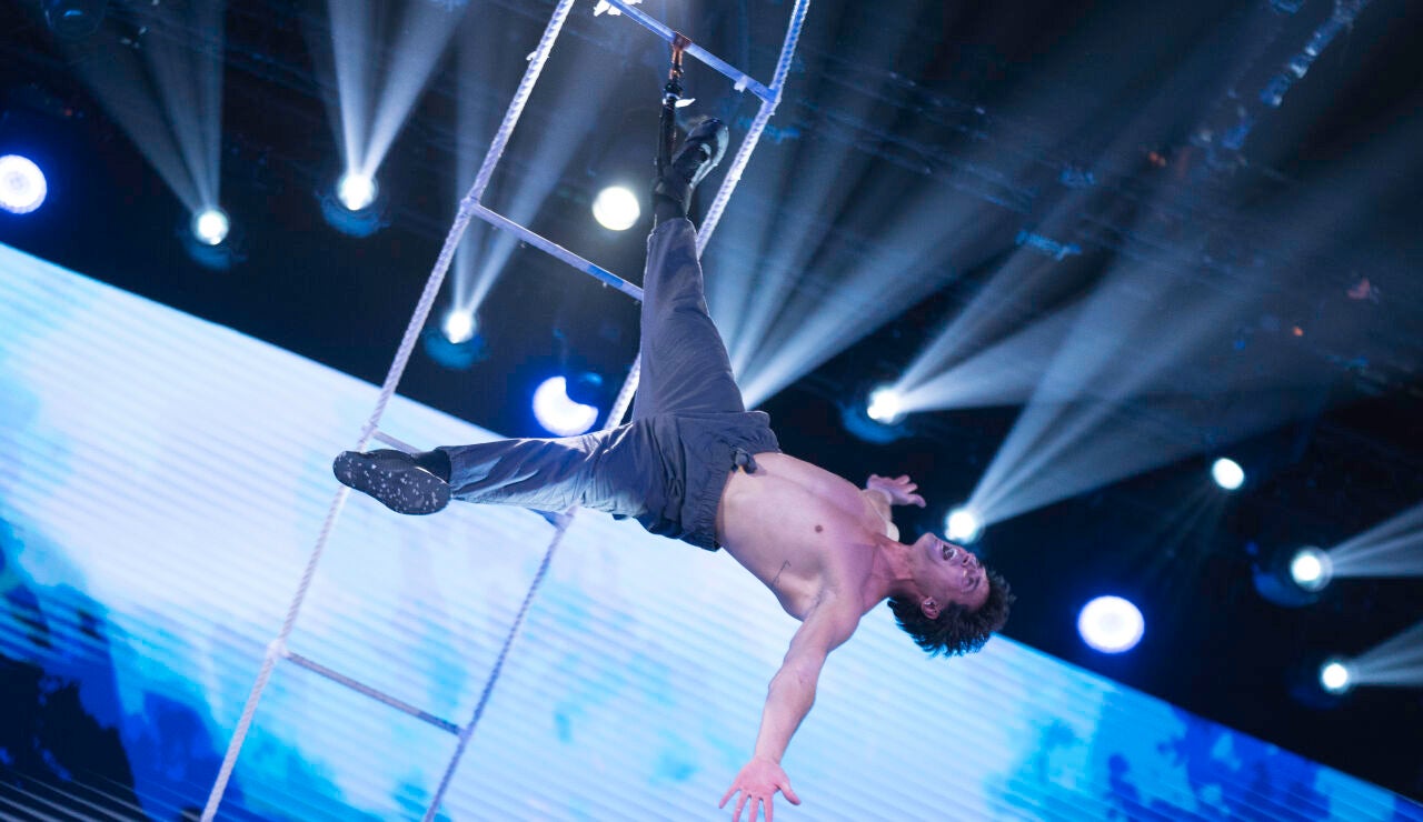 Las impresionantes acrobacias de Daniel Illescas sobre una escalera en movimiento