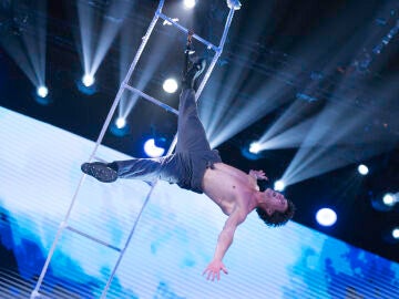 Las impresionantes acrobacias de Daniel Illescas sobre una escalera en movimiento