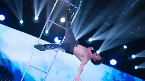 Las impresionantes acrobacias de Daniel Illescas sobre una escalera en movimiento Las impresionantes acrobacias de Daniel Illescas sobre una escalera en movimiento