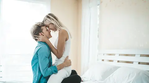 Pareja joven en la cama Pareja joven en la cama