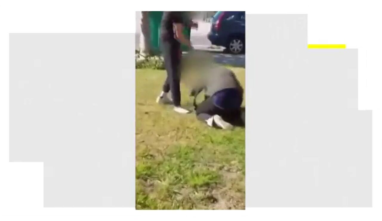 Golpean y humillan a un joven con discapacidad en el Arbo&ccedil;, Barcelona: "Arrod&iacute;llate y b&eacute;same los pies"