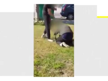 Golpean y humillan a un joven con discapacidad en el Arbo&ccedil;, Barcelona: "Arrod&iacute;llate y b&eacute;same los pies"