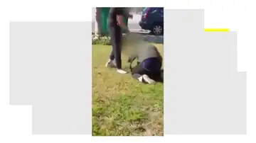 Golpean y humillan a un joven con discapacidad en el Arboç, Barcelona: "Arrodíllate y bésame los pies" Golpean y humillan a un joven con discapacidad en el Arboç, Barcelona: "Arrodíllate y bésame los pies"