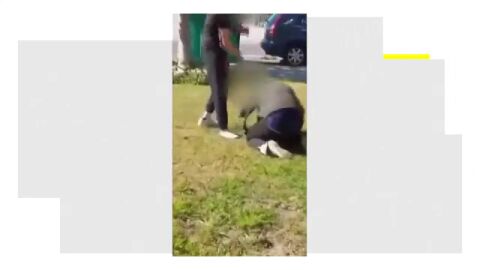 Golpean y humillan a un joven con discapacidad en el Arbo&ccedil;, Barcelona: "Arrod&iacute;llate y b&eacute;same los pies"