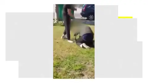 Golpean y humillan a un joven con discapacidad en el Arboç, Barcelona: "Arrodíllate y bésame los pies" Golpean y humillan a un joven con discapacidad en el Arboç, Barcelona: "Arrodíllate y bésame los pies"