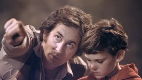Steven Spielberg con Henry Thomas en el rodaje de E.T., el extraterrestre Steven Spielberg con Henry Thomas en el rodaje de E.T., el extraterrestre