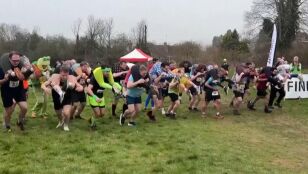 Carrera de mujeres al hombro